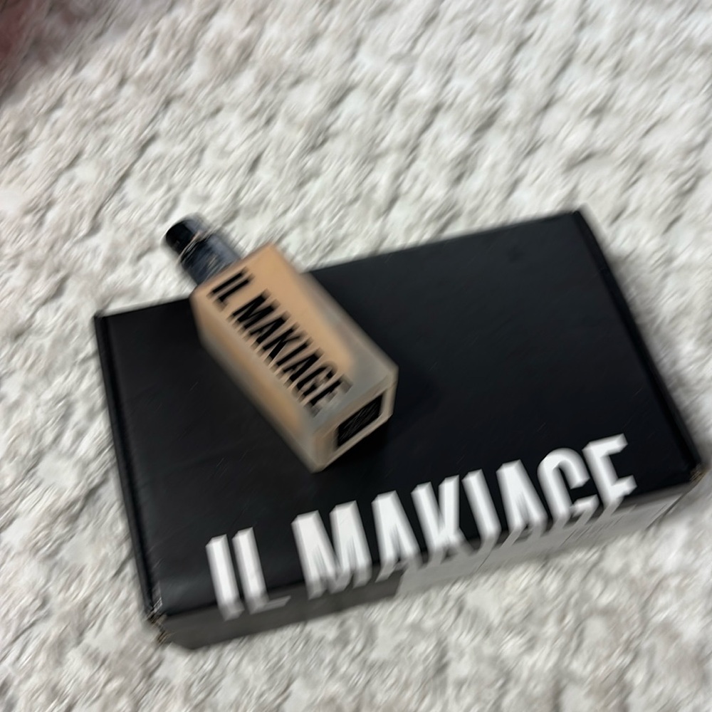 COPY - Love love love this make up! Greatt coverage .not heavy.. stays all day.